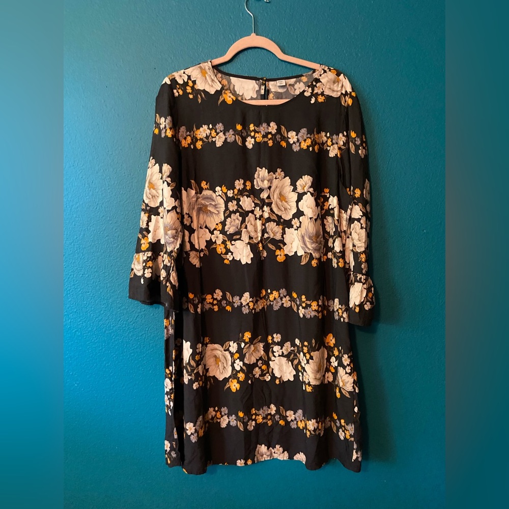 Old Navy Grey Floral Dress w/Ruffle Sleeve NWT